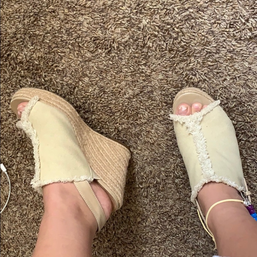 Cream wedges with fringe detail